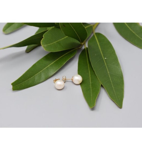 Classic Pearl Earrings